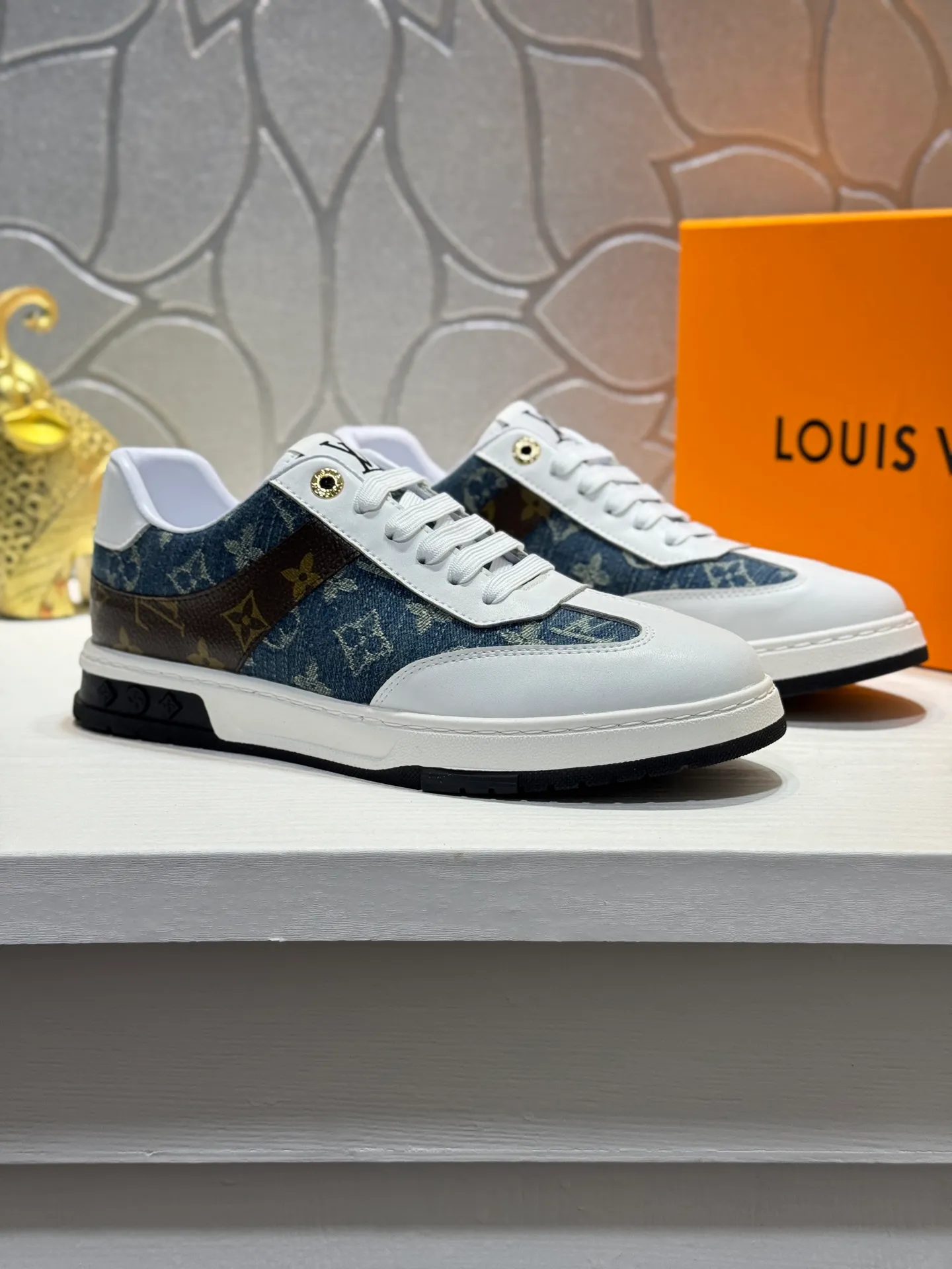 Men's shoes 💰400 [New style] 🐛🐛Top original order - Louis Vuitton®️ Trendy and fashionable yet low-key men's casual shoes, uppers made of LV denim spliced ​​with cowhide, comfortable and breathable, sheepskin lining, original rubber outsole, two colors available ~ a must-have for stylish men. Size: 38-44 (45 customized